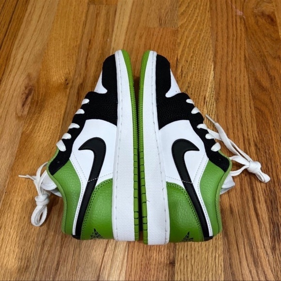 5.5W Air Jordan 1 Low SE Floral Vines (GS) Size 4 youth (5.5 women’s) - Picture 7 of 8